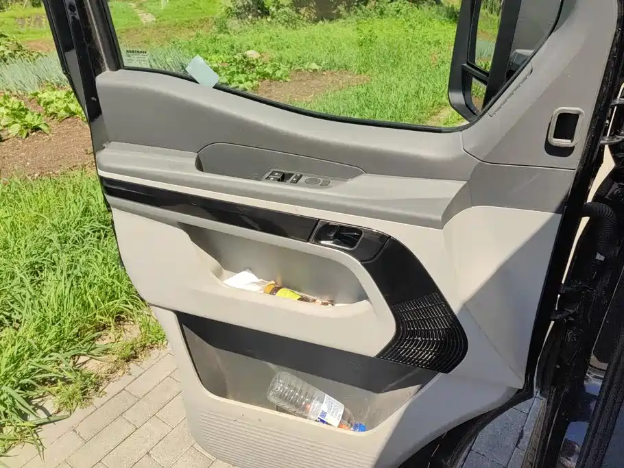 Sinotruk Xianfeng V 2025 2024 Multi-function Version 2.0T Automatic Medium Wheelbase Medium Roof