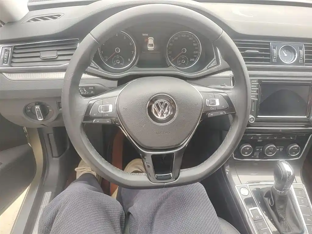 Volkswagen Passat 2016 330TSI DSG Executive Edition фото 11