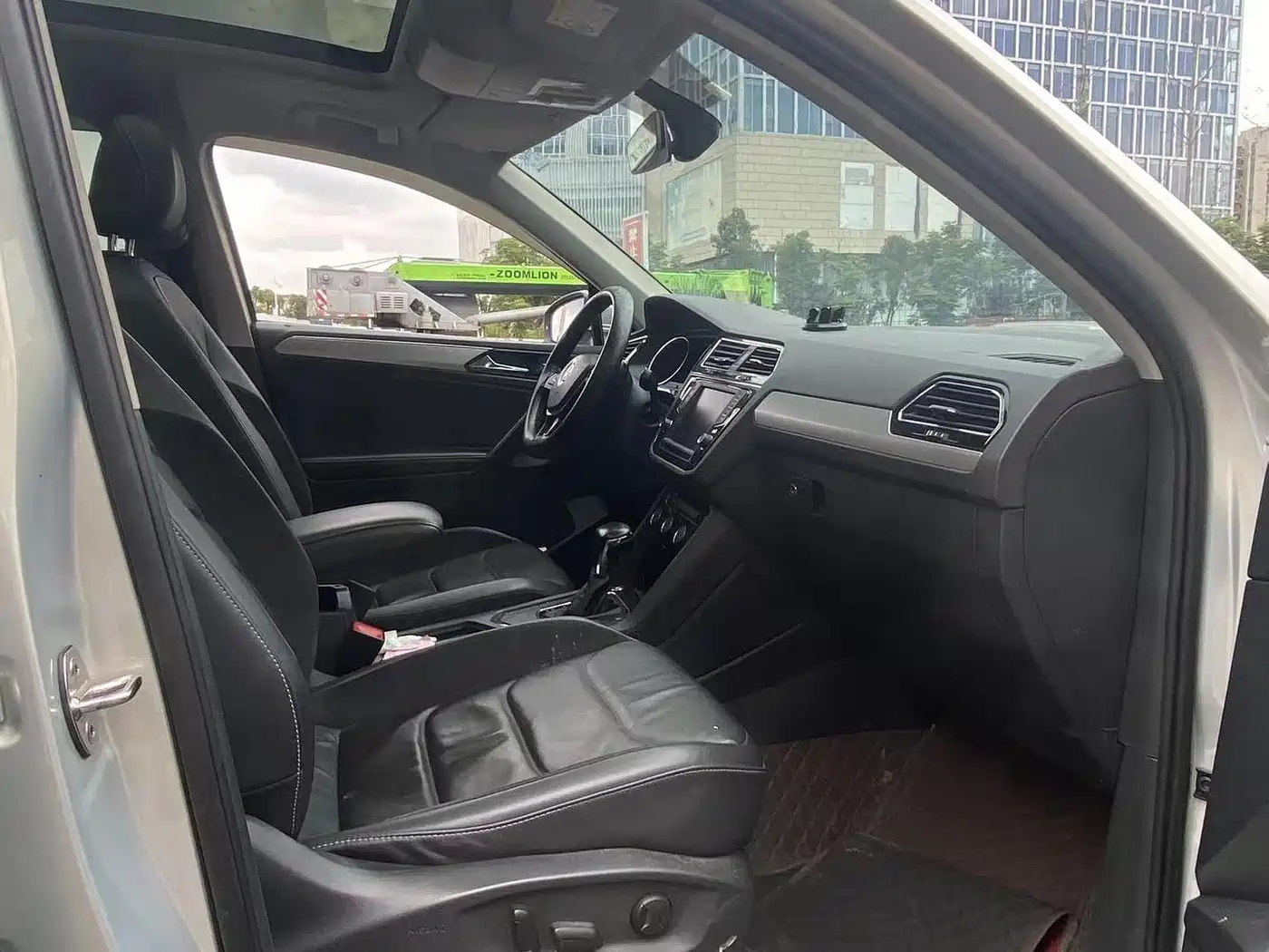 Photo 10 - Volkswagen Tiguan L