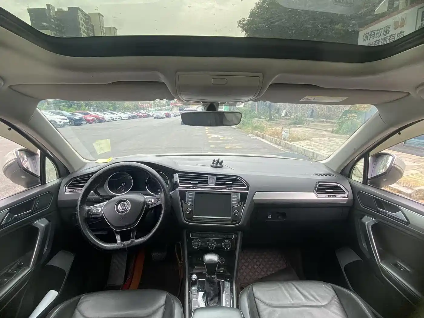 Photo 12 - Volkswagen Tiguan L