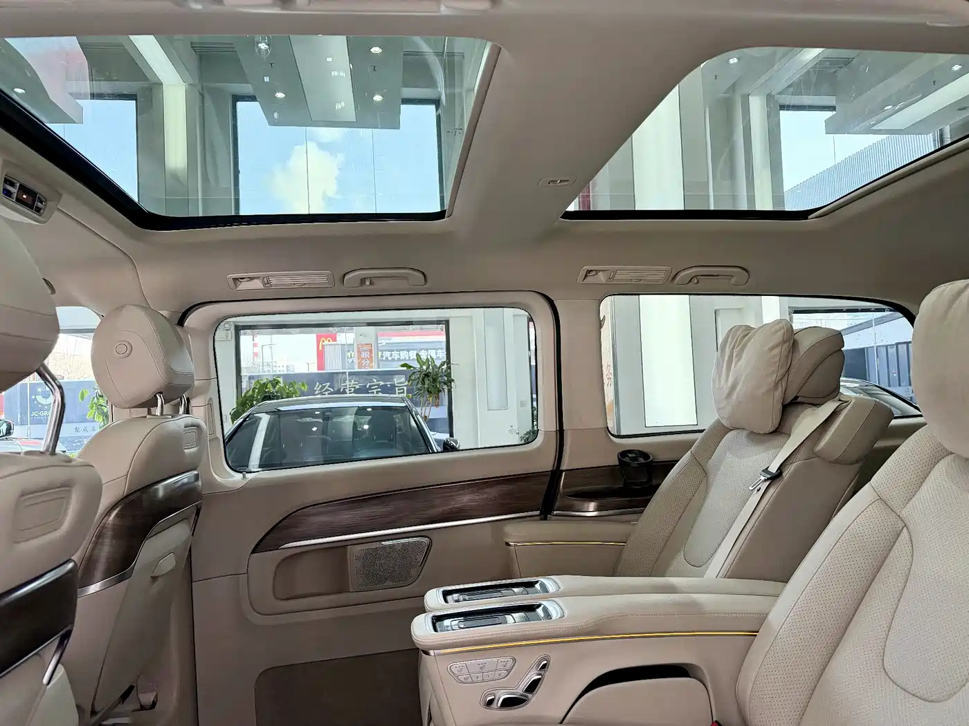 Mercedes-Benz V-Class 2021 V 260 L Long Wheelbase Premium Edition фото 5