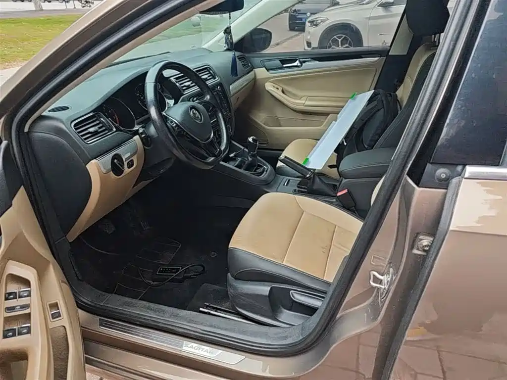 Volkswagen Sagitar 2015 1.6L Manual Comfort фото 14