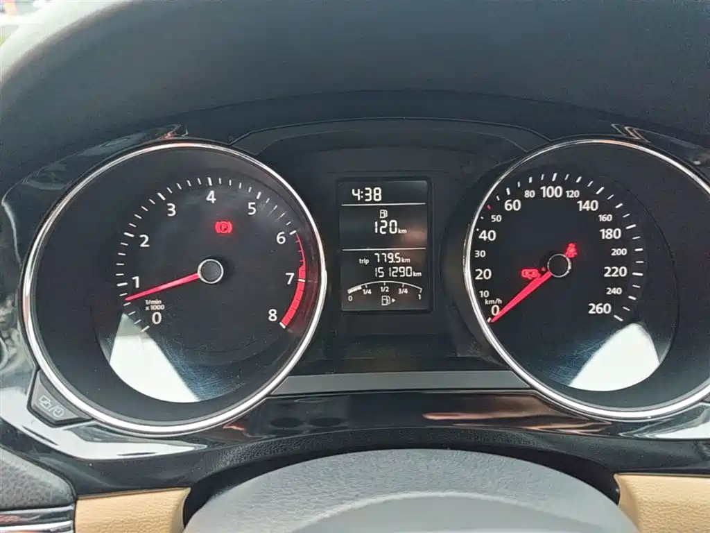 Volkswagen Sagitar 2015 1.6L Manual Comfort фото 11