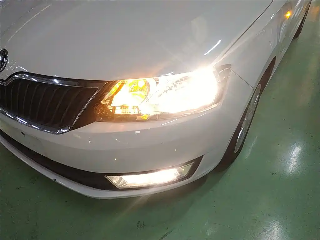 Škoda Rapid 2016 1.6L Automatic Pioneer Edition фото 15