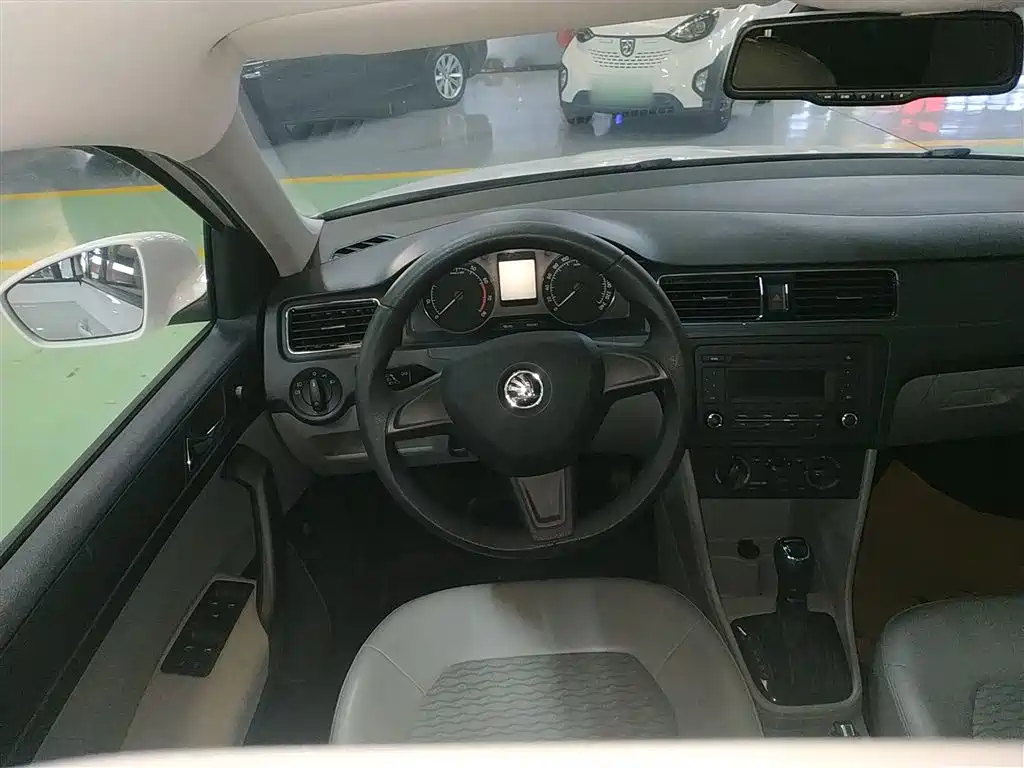 Škoda Rapid 2016 1.6L Automatic Pioneer Edition фото 3