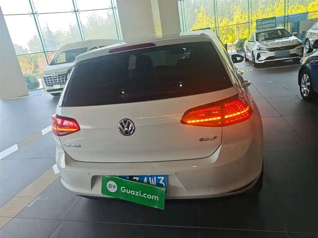 Volkswagen Golf 2017 1.6L Auto Comfort Millionth Edition фото 6