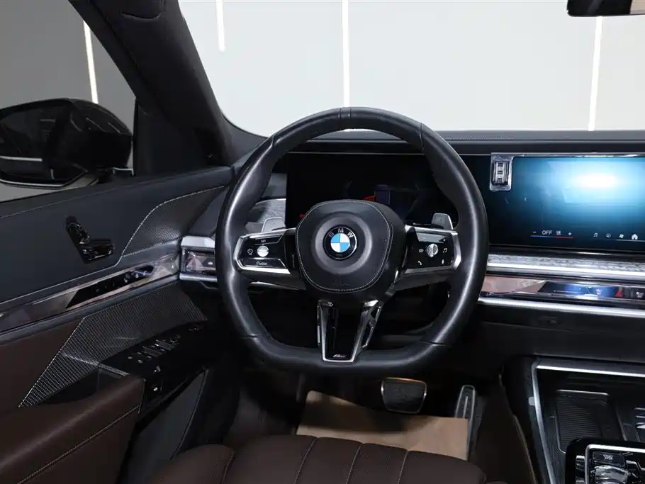 BMW 7 Series 2023 740Li Exclusive M Sport Package фото 29