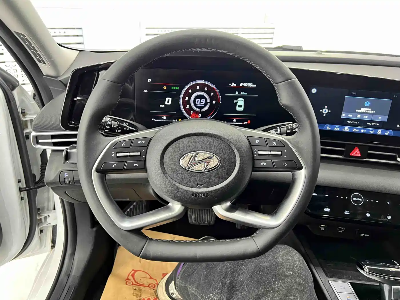 Hyundai Elantra 2022 1.5L CVT LUX Premium Edition фото 11
