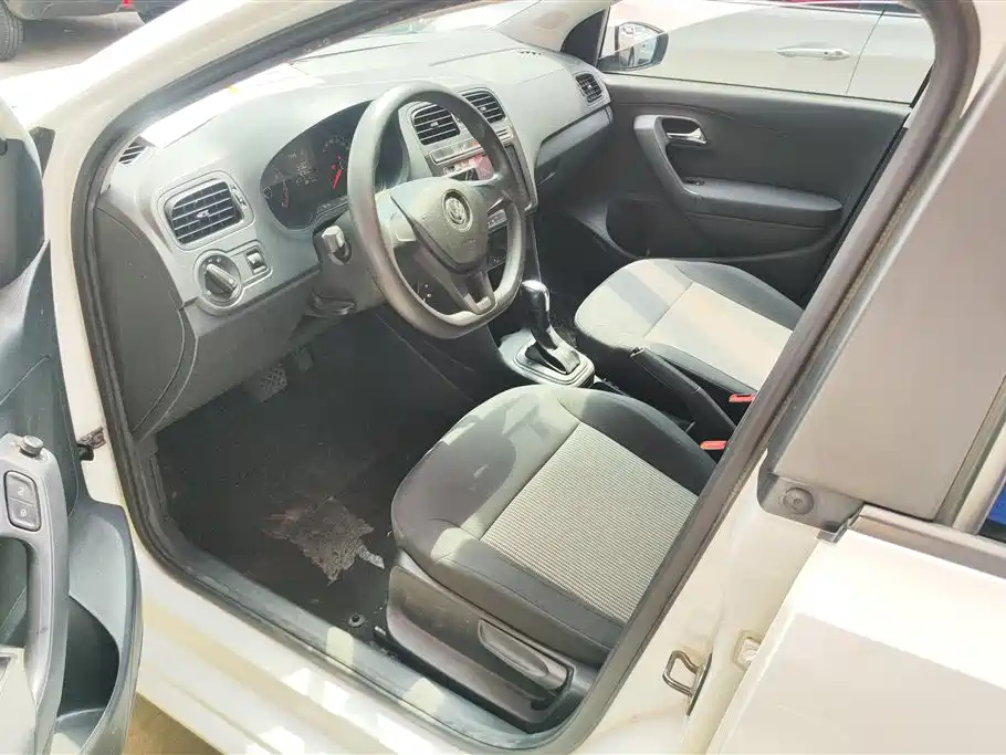 Volkswagen Polo 2016 1.4L Automatic Trend фото 9