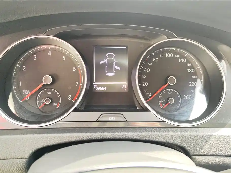 Volkswagen Golf 2017 1.6L Auto Comfort Millionth Edition фото 14