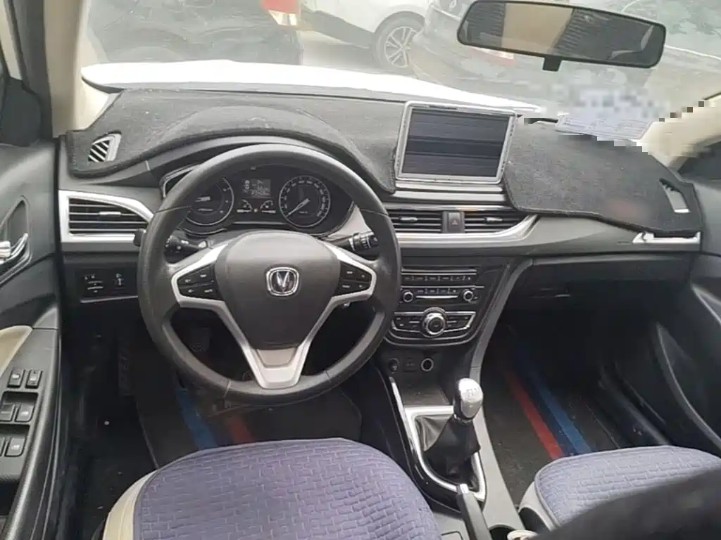 Фото 15 - Changan Yuexiang V7