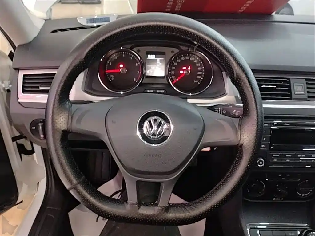 Volkswagen Bora 2018 1.5L Manual Fashion фото 11