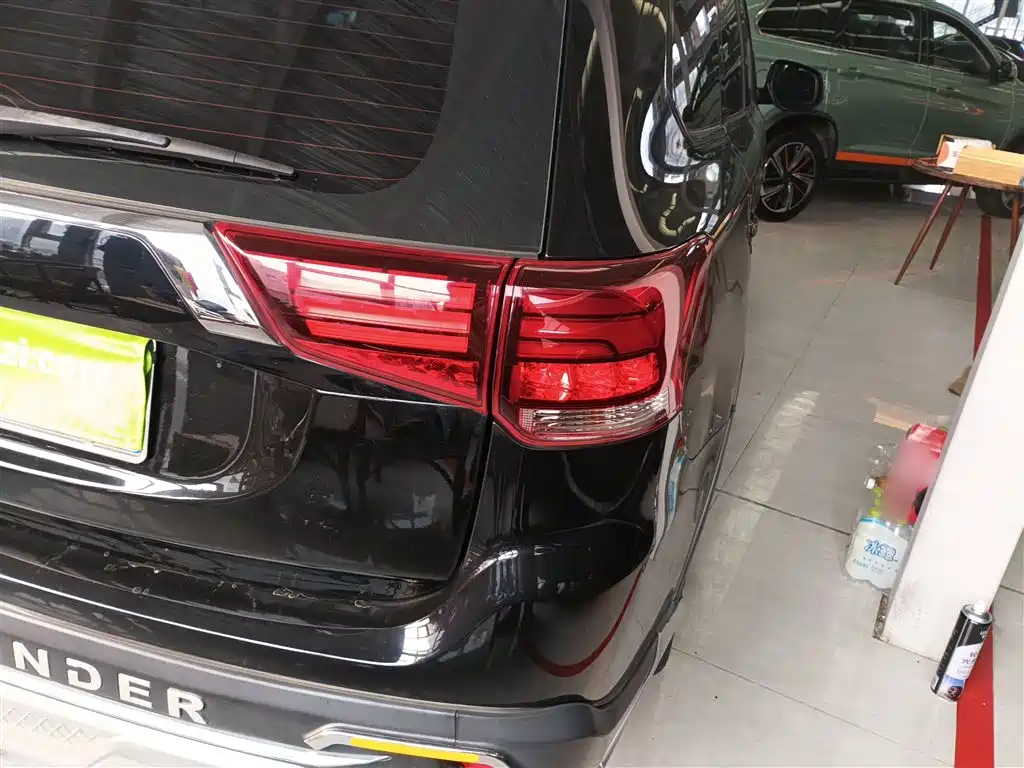 MITSUBISHI OUTLANDER