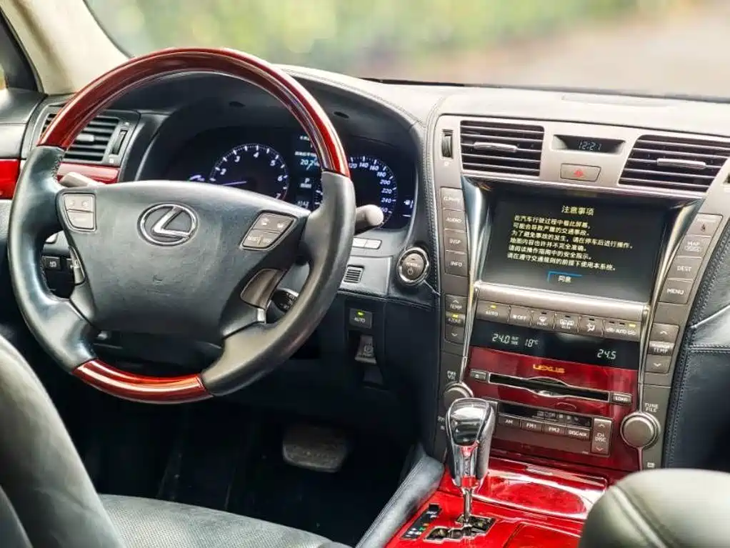 Фото 12 - Lexus LS