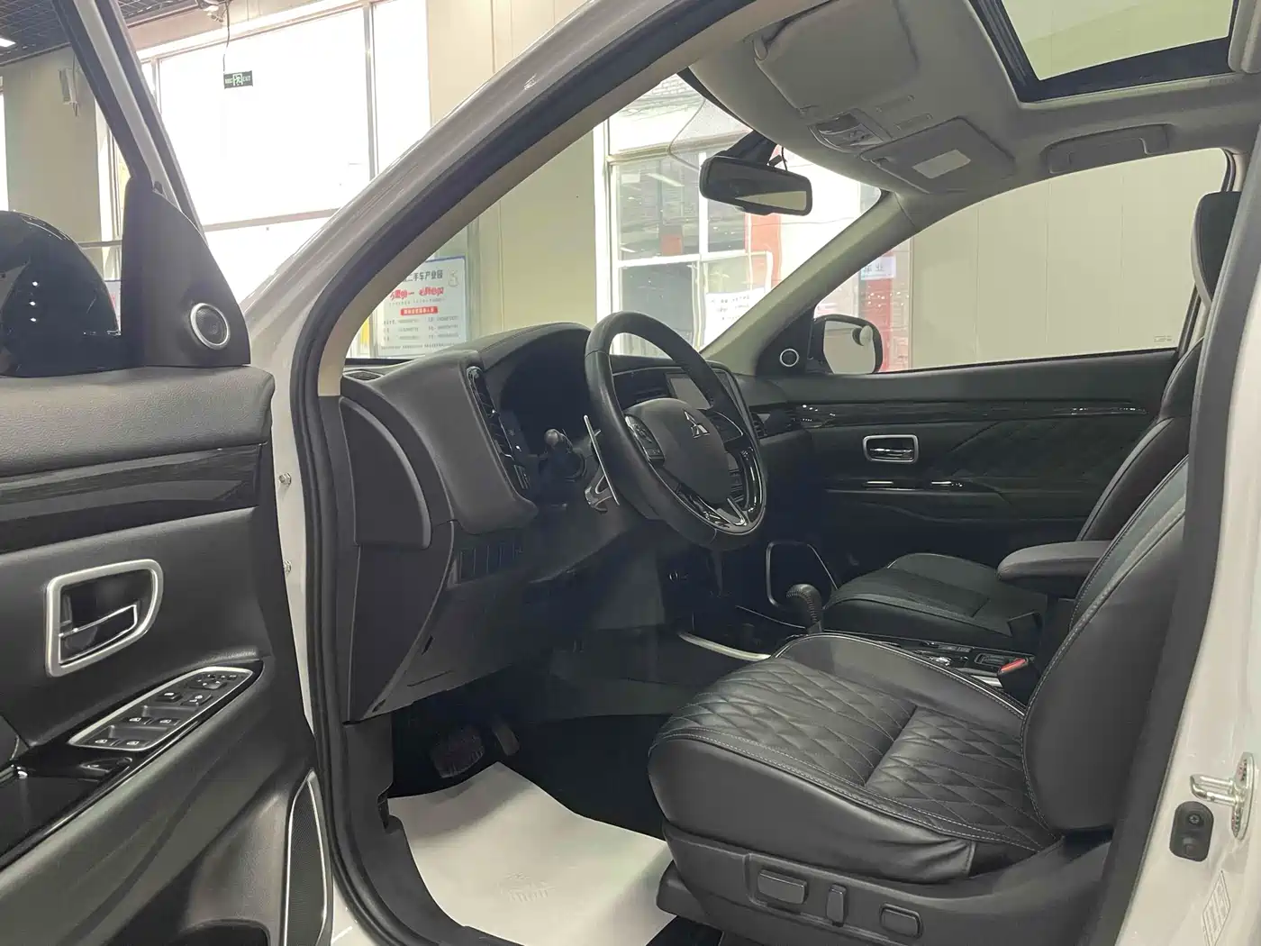Mitsubishi Outlander 2020 2.4L 4WD Luxury 5-seater фото 11