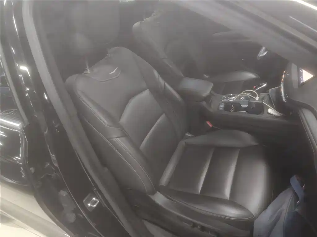 Cadillac XT4 2021 28T FWD Premium Edition фото 4