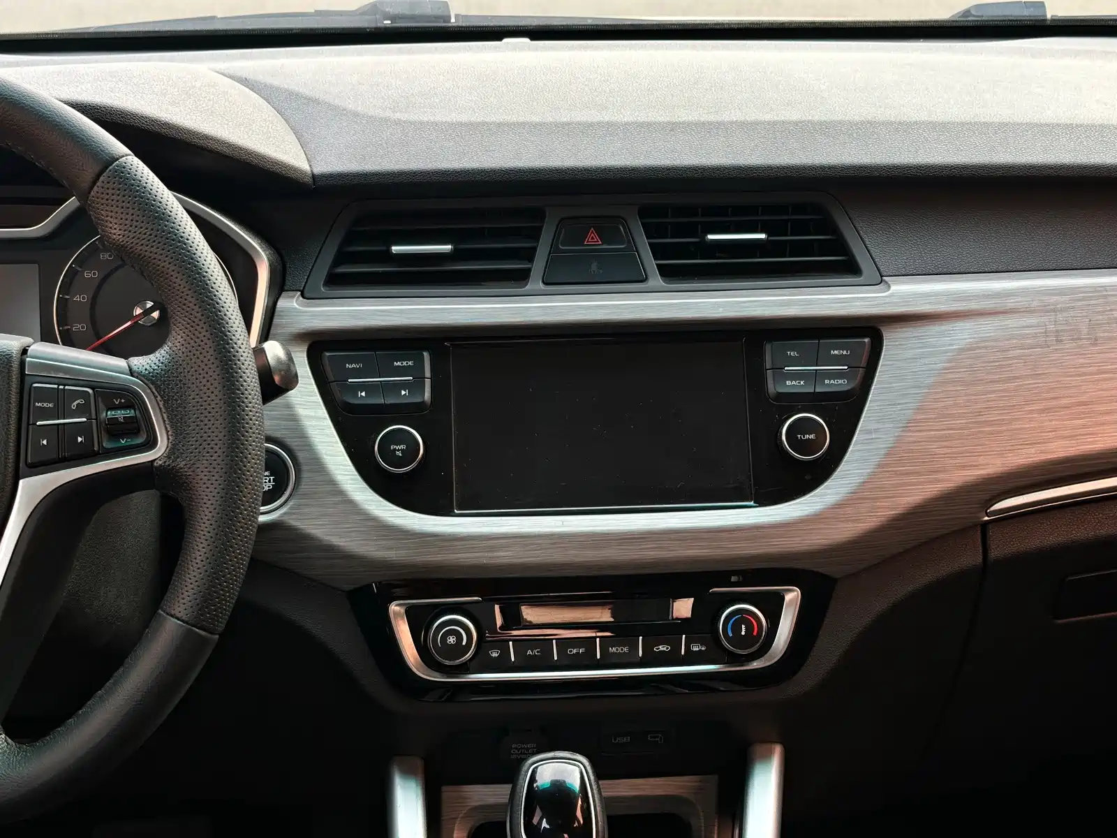Фото 16 - Geely Vision X3