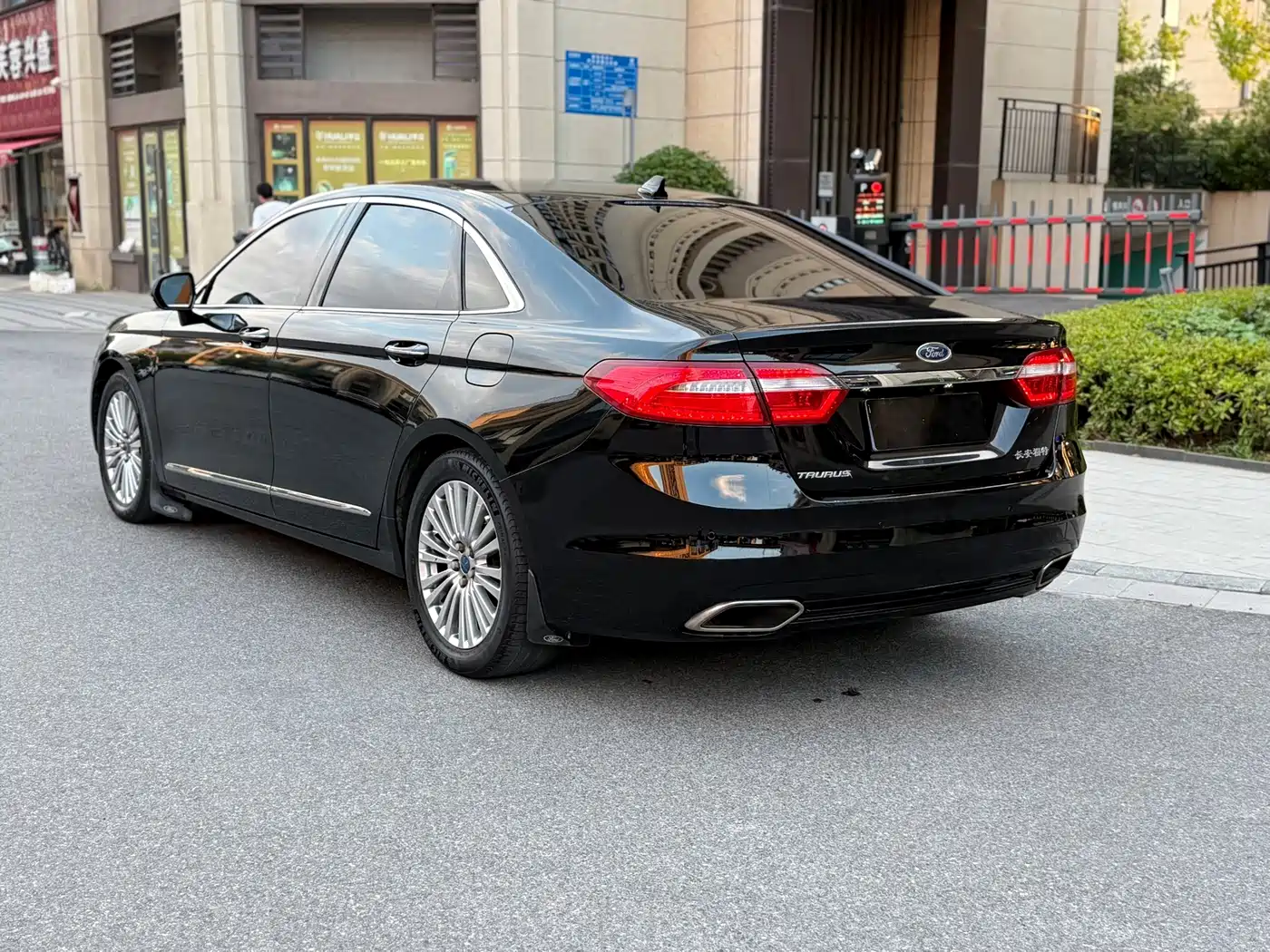 Photo 7 - Ford Taurus
