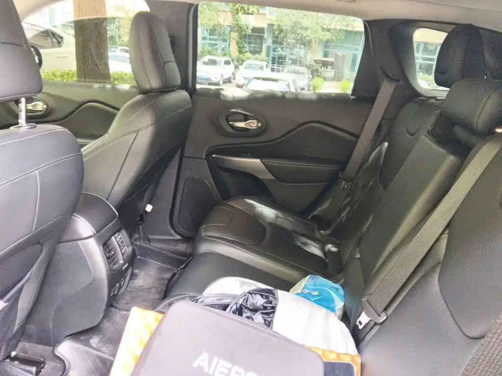 Jeep Cherokee 2019 2019 2.0T AWD Exploration Edition + Autonomous Driving Package (China V)