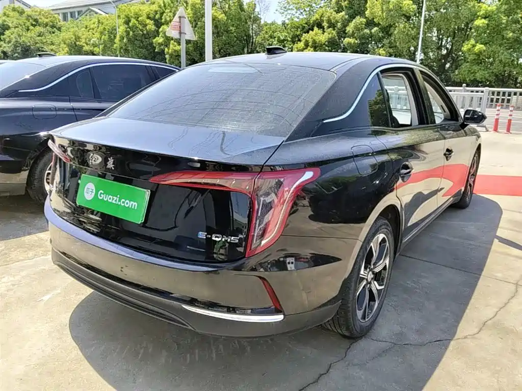 Hongqi E-QM5 2023 Facelift Basic Travel Edition фото 7
