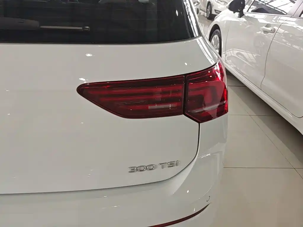 Photo 8 - Volkswagen Golf