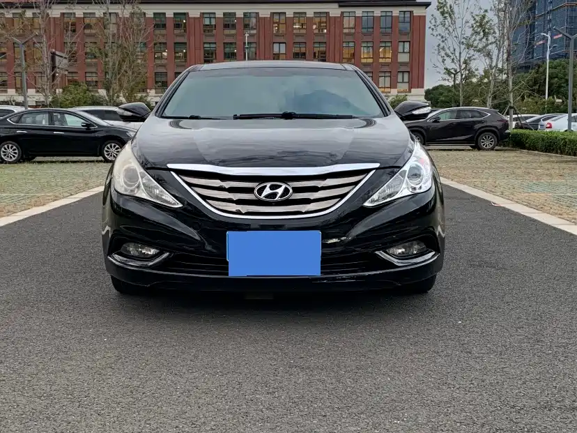 Hyundai Sonata 2011 2.0L Auto Premium Edition фото 2