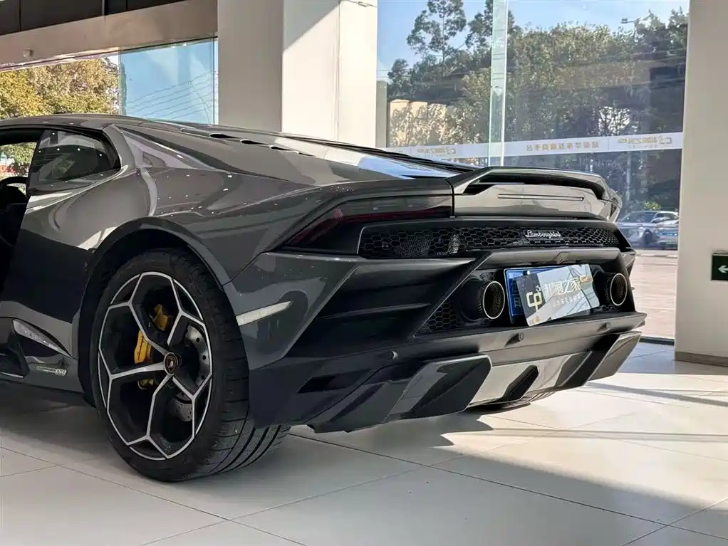 LAMBORGHINI HURACÁN
