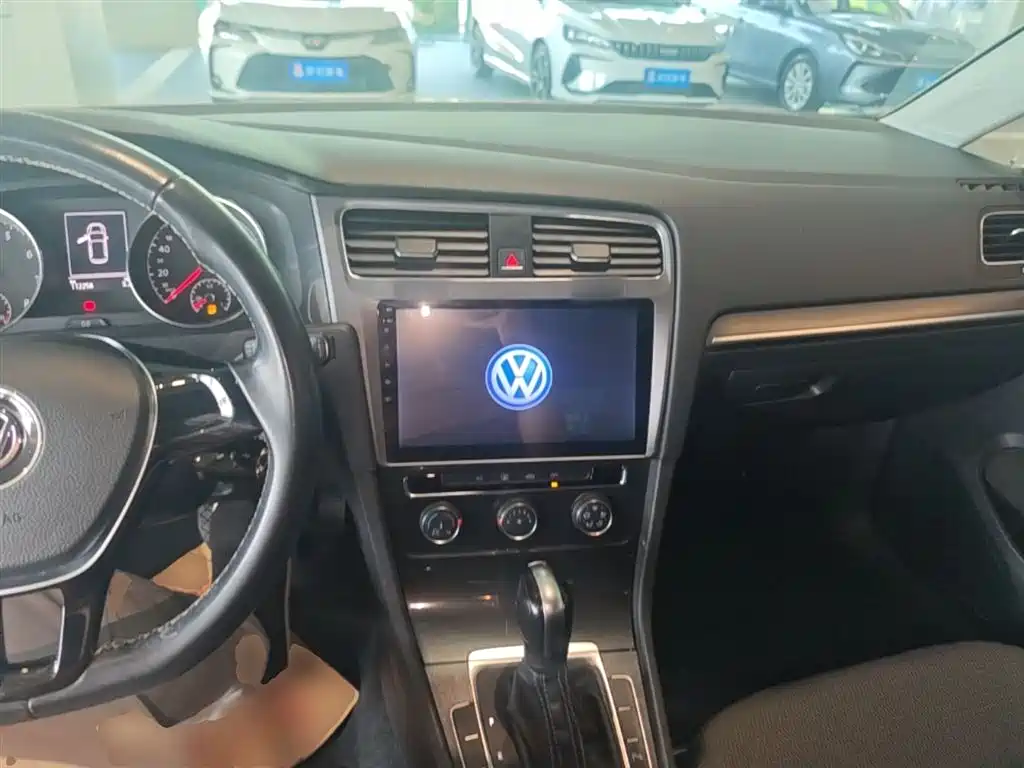 Volkswagen Golf 2017 1.6L Auto Comfort Millionth Edition фото 10
