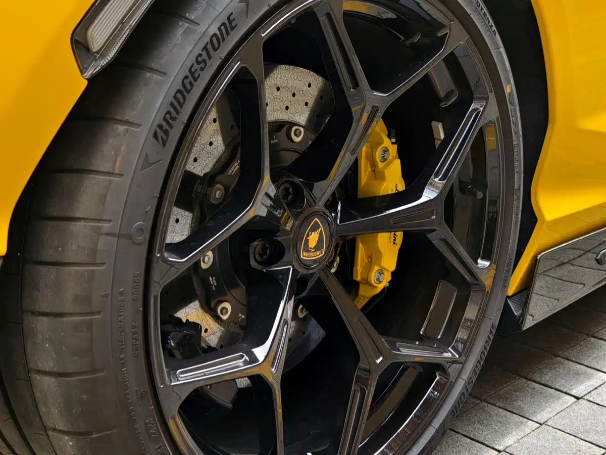 LAMBORGHINI REVUELTO