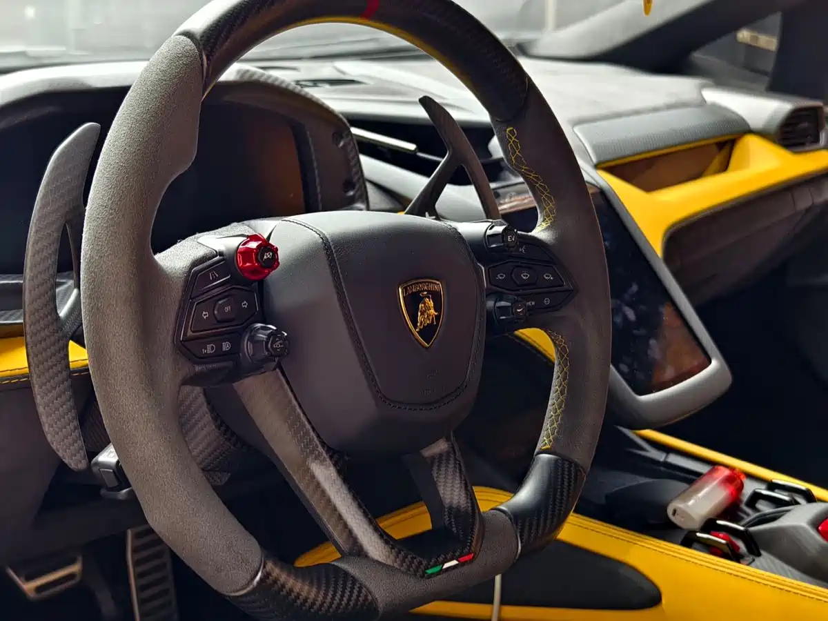 LAMBORGHINI REVUELTO