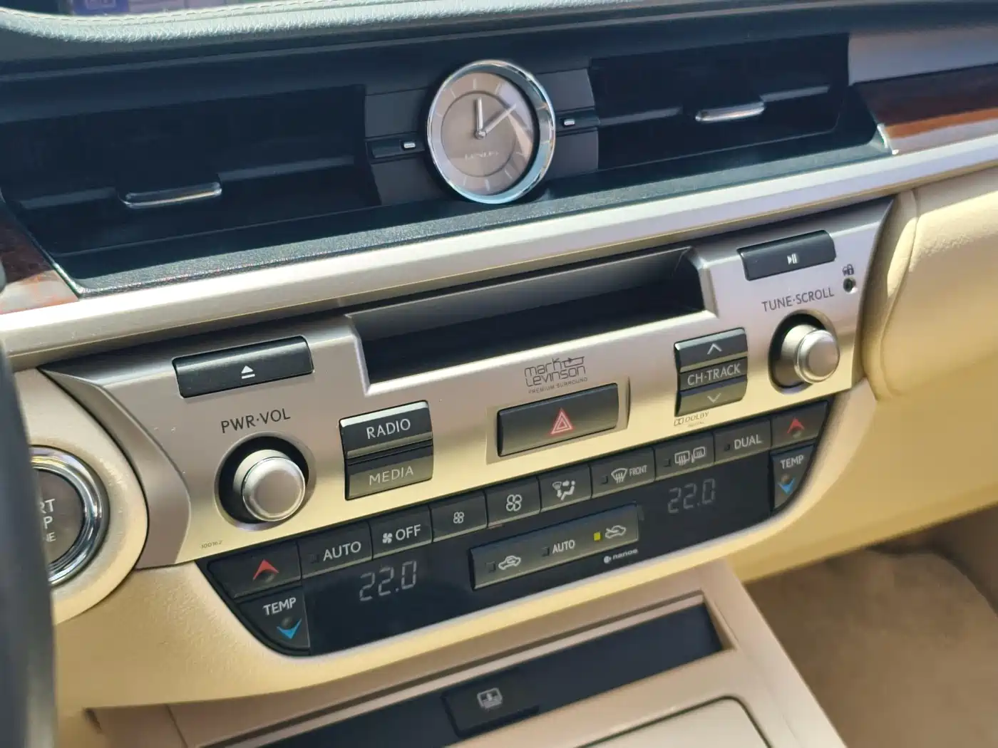 Photo 20 - Lexus ES