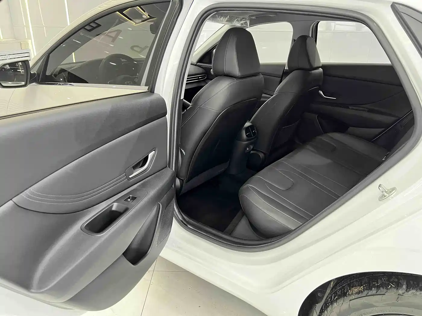 Hyundai Elantra 2022 1.5L CVT LUX Premium Edition фото 13