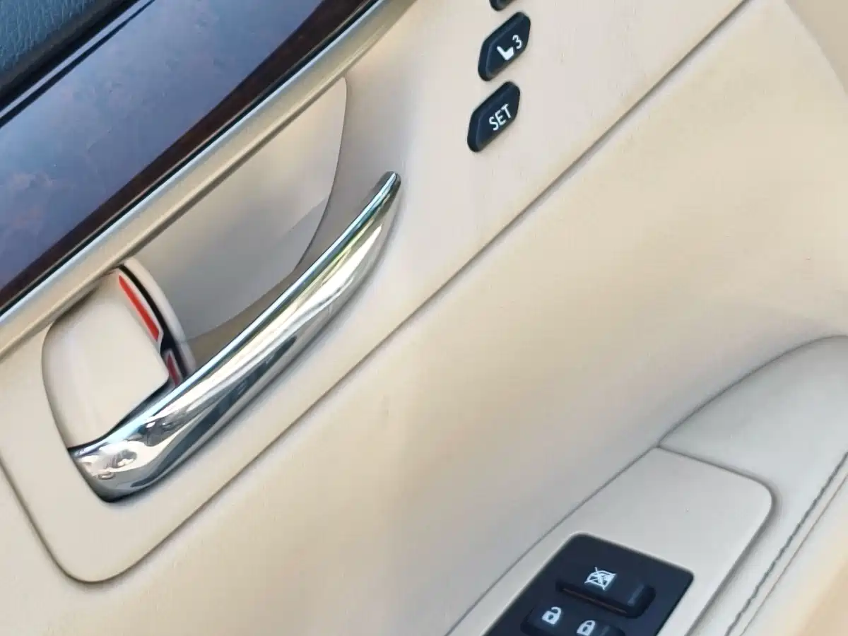 Photo 25 - Lexus ES