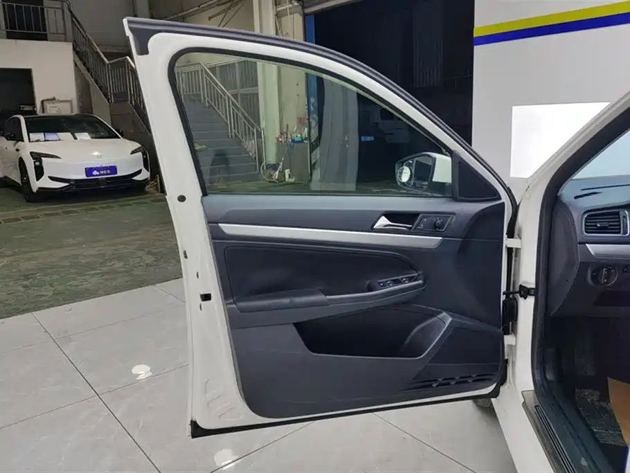 Volkswagen Lavida Tour 2017 1.6L Automatic Trend Edition фото 7