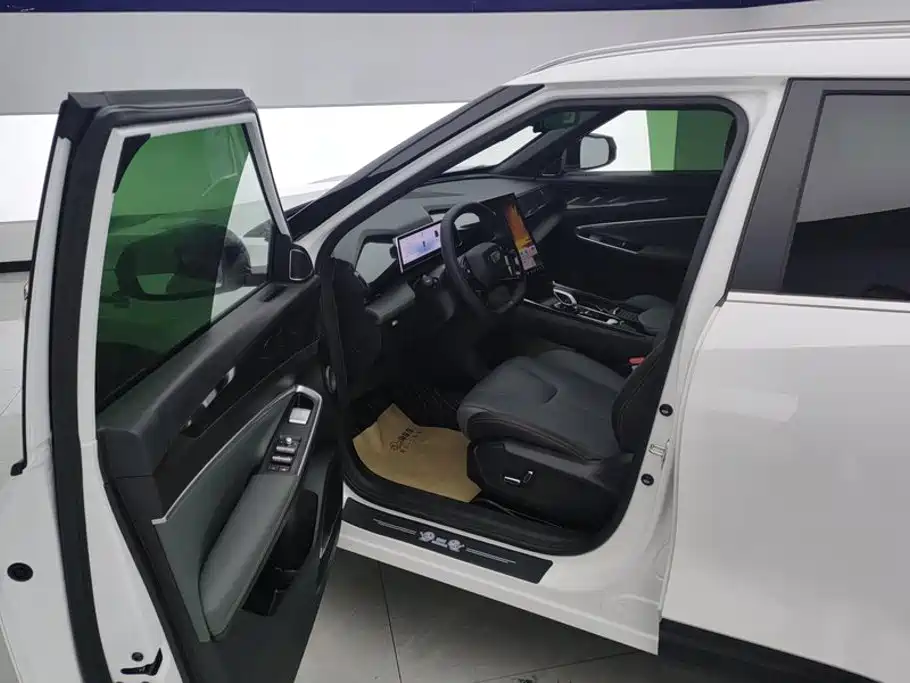 Фото 9 - Geely Atlas