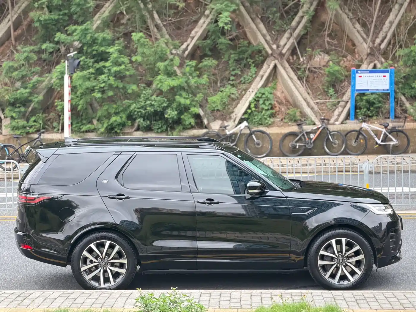 Land Rover Discovery 2023 360PS R-Dynamic SE фото 4