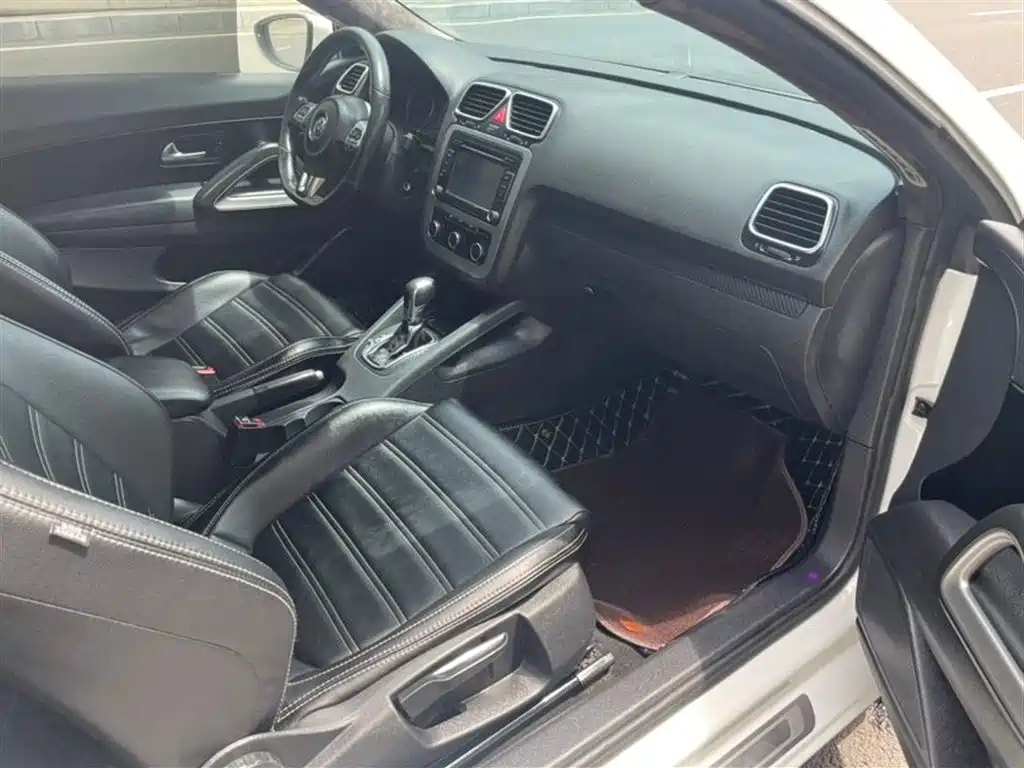 Volkswagen Scirocco 2011 1.4TSI Comfort фото 8