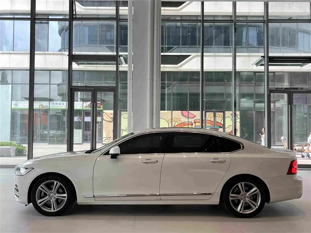 Фото 10 - Volvo S90