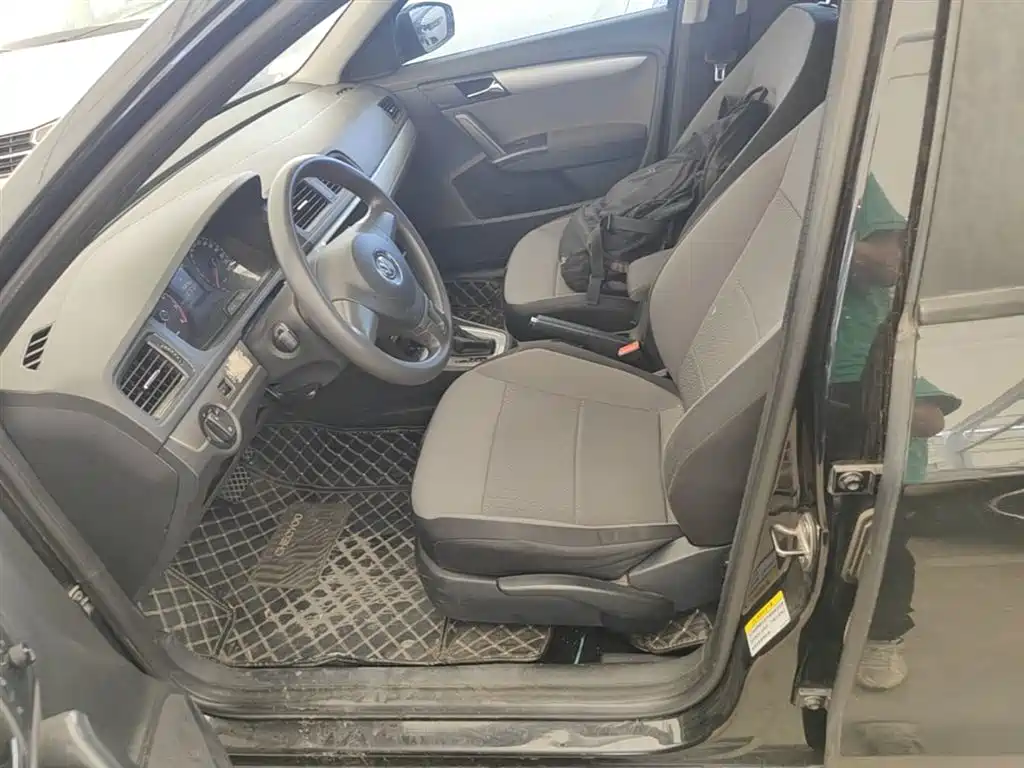 Volkswagen Lavida Tour 2013 1.6L Automatic Trend Style фото 15