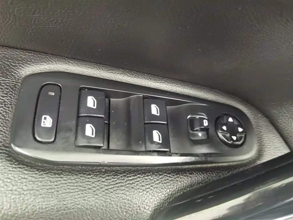 Peugeot 308S 2015 1.2T Auto Dynamic Edition фото 9