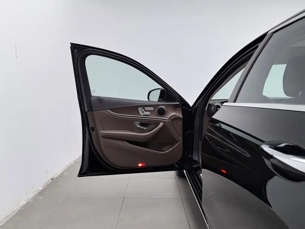 Фото 8 - Mercedes-Benz E-Class