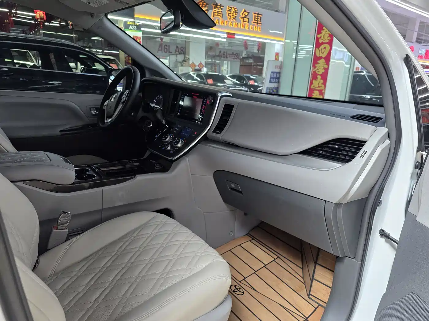 Toyota Sienna 2015 3.5L 4WD L фото 19