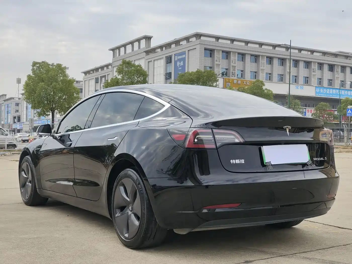 TESLA MODEL 3