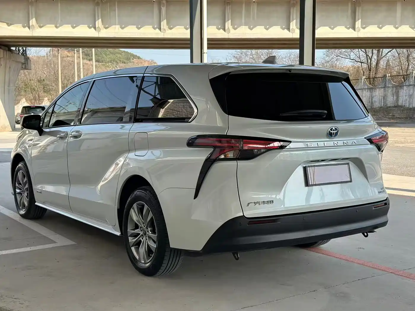 Toyota Sienna 2023 2.5L Hybrid Comfort Edition фото 4
