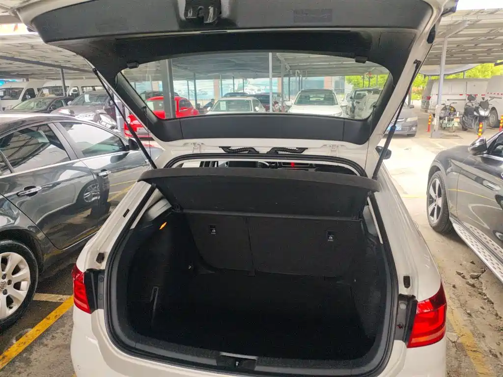 Volkswagen Lavida Tour 2015 1.6L Automatic Comfort Edition фото 19