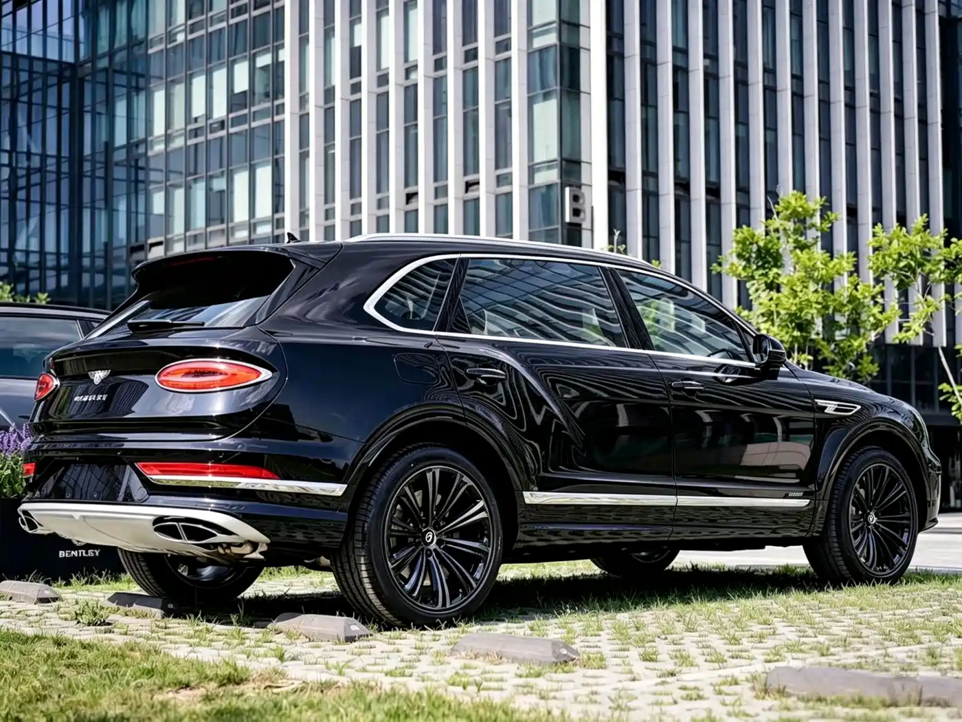 Bentley Bentayga 2023 4.0T V8 Long Wheelbase Version фото 11
