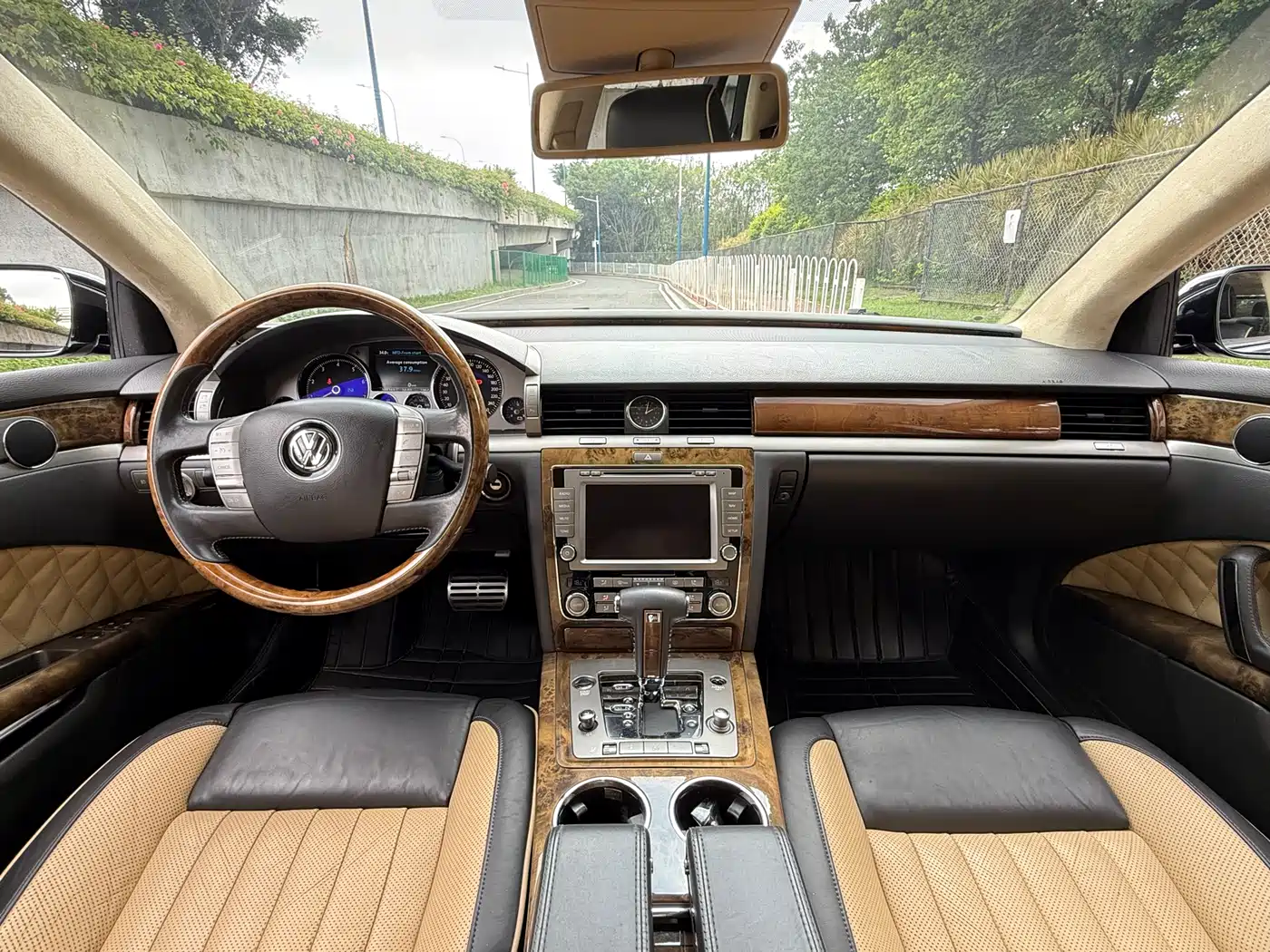 Volkswagen Phaeton 2011 3.6L V6 4-seat Long Wheelbase Individual фото 17