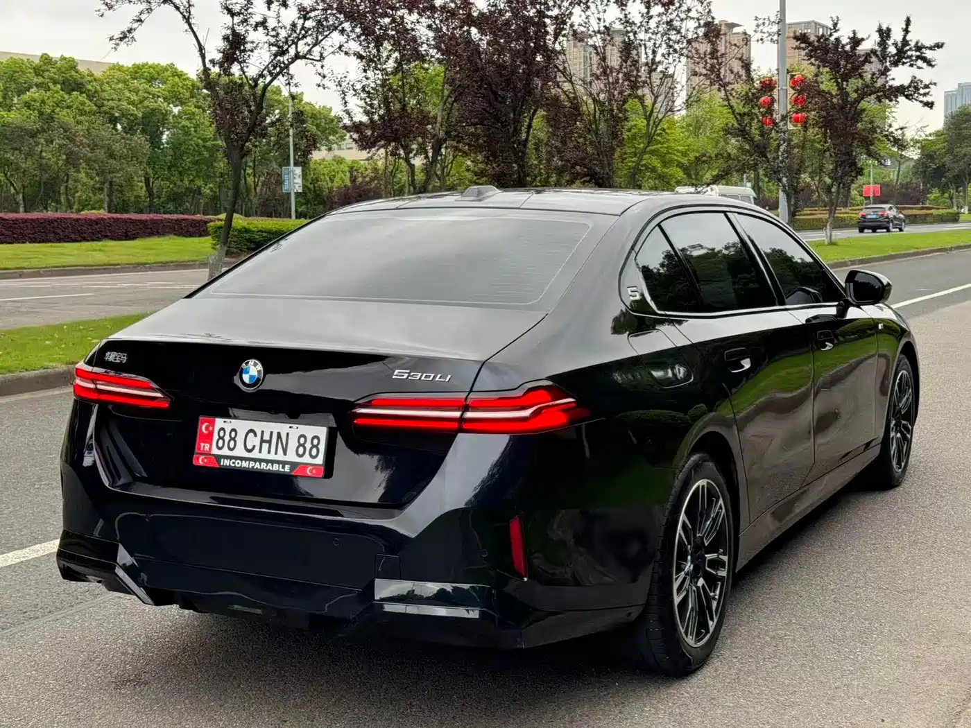 BMW 5 Series 2025 530Li Leading M Sport Package фото 10