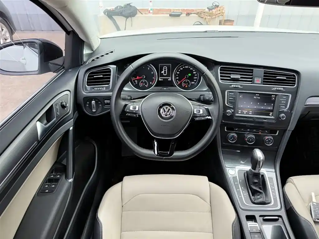 Volkswagen Golf 2017 230TSI Auto Luxury Millionth Anniversary Edition фото 10