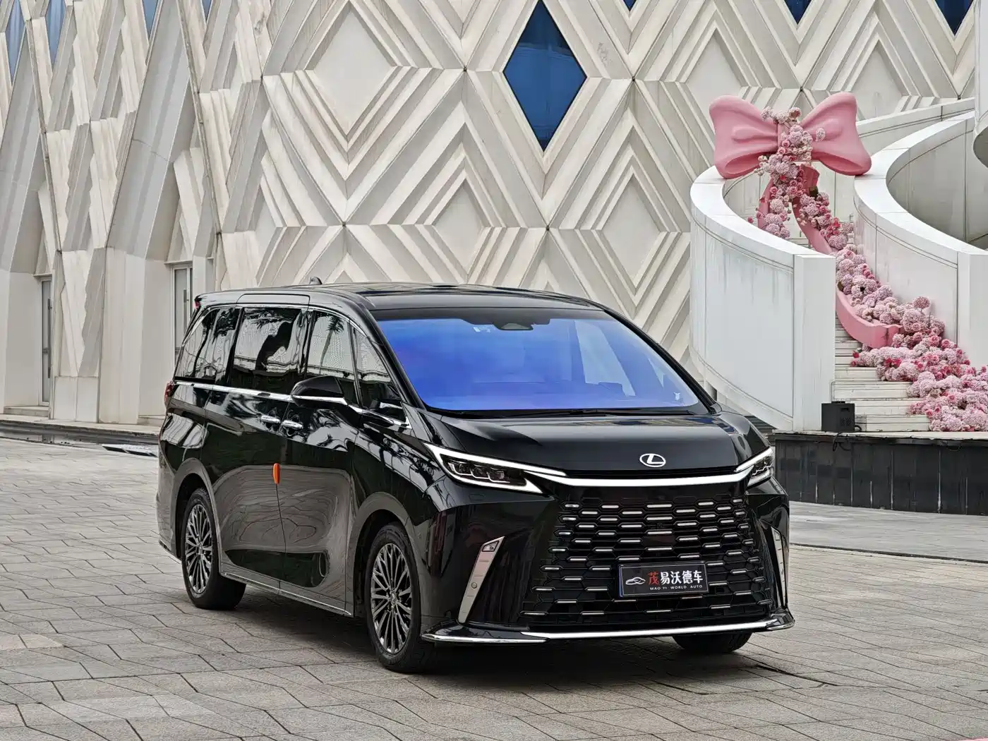 Lexus LM 2023 500h 6-Seater Prestige Edition фото 3